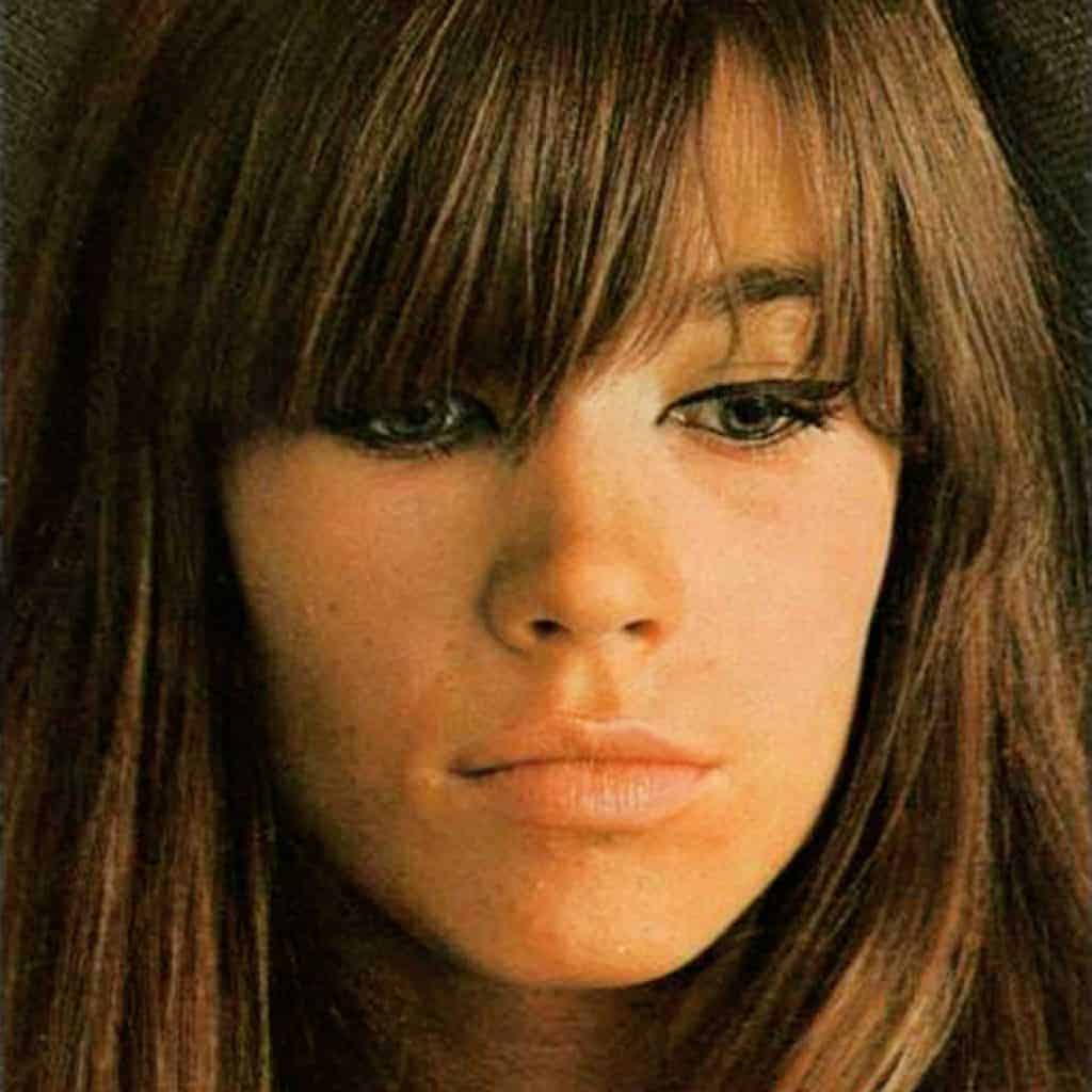 Frange et dégradé la coiffure seventies revient en force