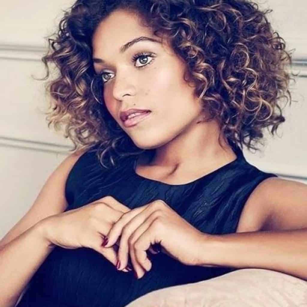 Coiffure pour cheveux bouclés 3 styles super canon !