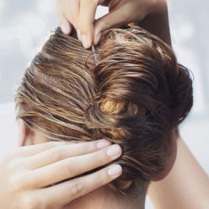 Étouffer les cheveux encore mouillés en les attachant