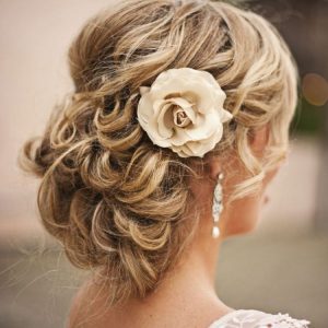 Coiffure cheveux ondulés fleur 