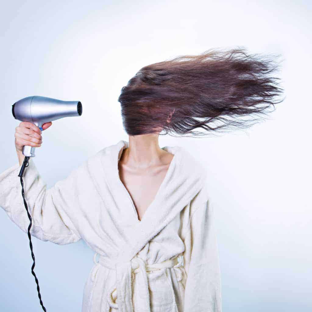 femme seche cheveux