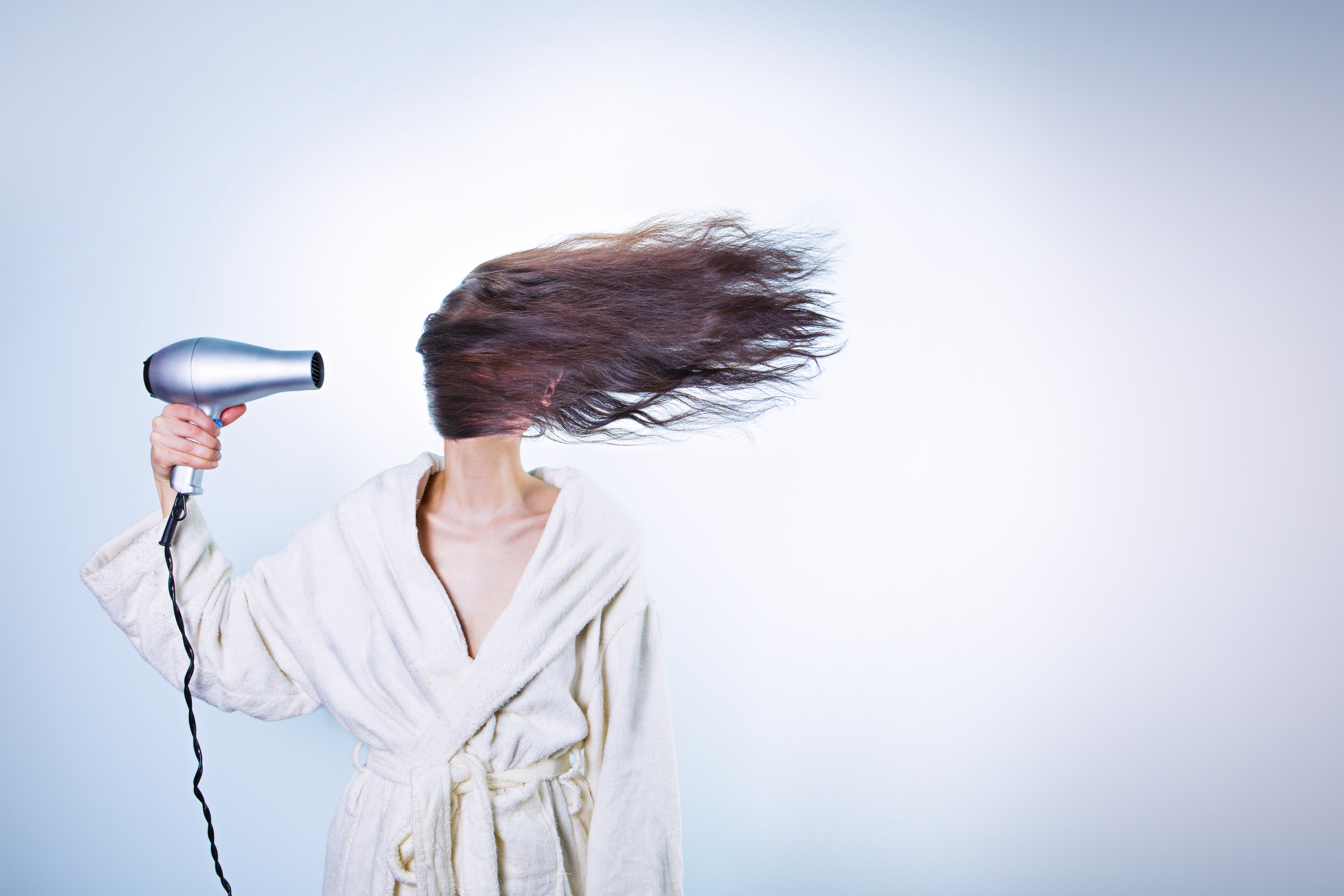 femme seche cheveux 