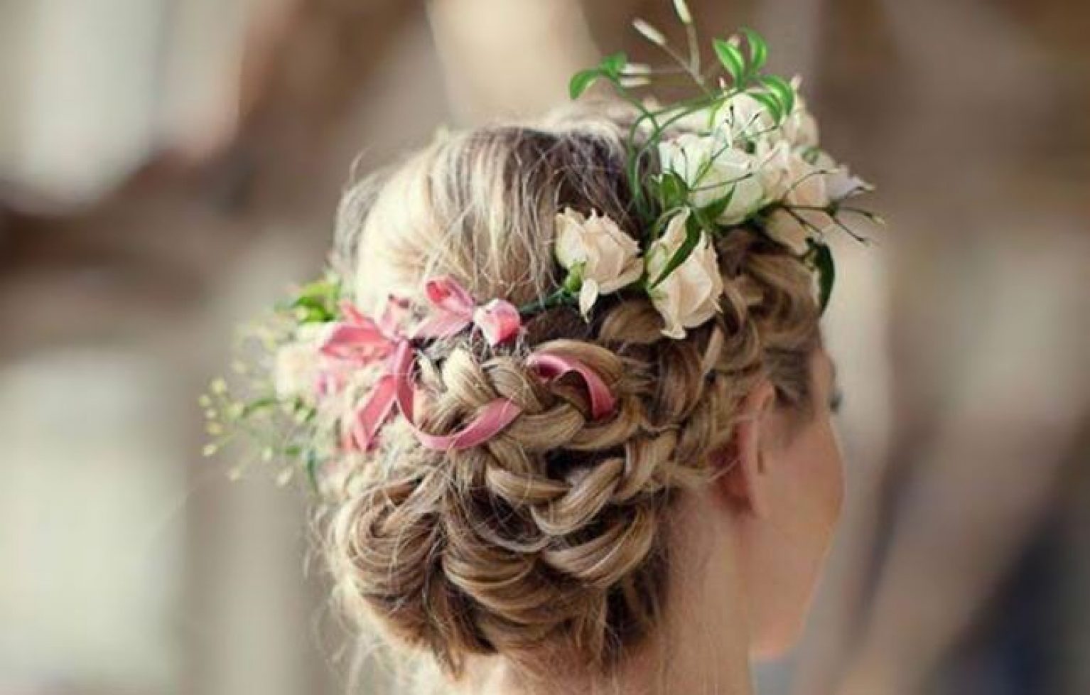 coiffure avec des fleurs