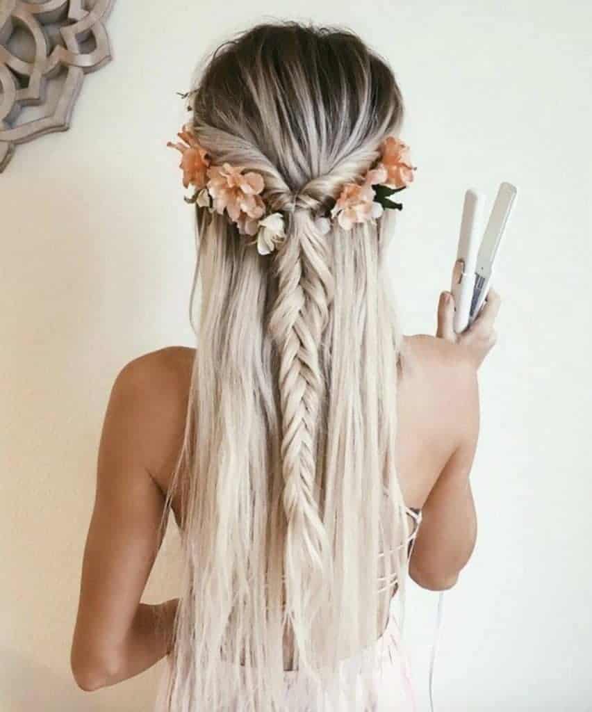 Coiffure tresse avec fleurs