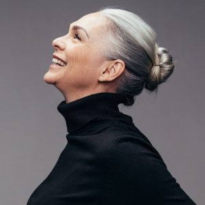 femme-souriante-aux-cheveux-blancs les cheveux blancs