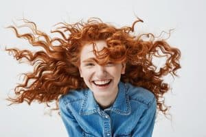 Cheveux bouclés et frange longue effilée