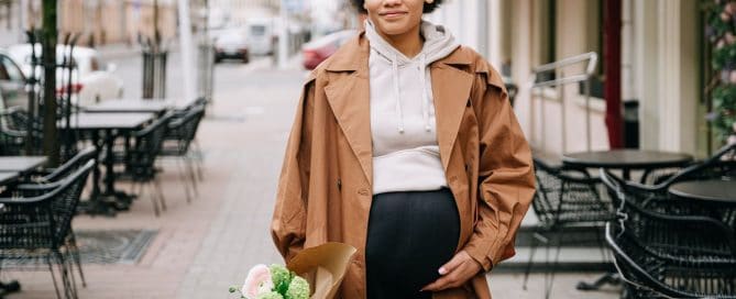 Femme enceinte qui marche