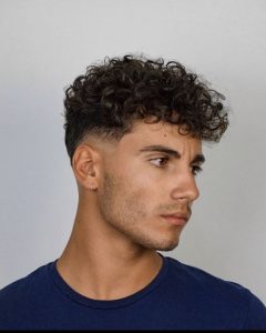 Les cheveux ondulés sur un homme