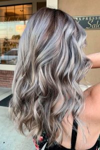 Couleur de cheveux gris zinc