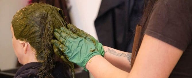 Application de la coloration végétale sur une cliente