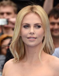 Charlize-Theron-et-son-blond-naturel