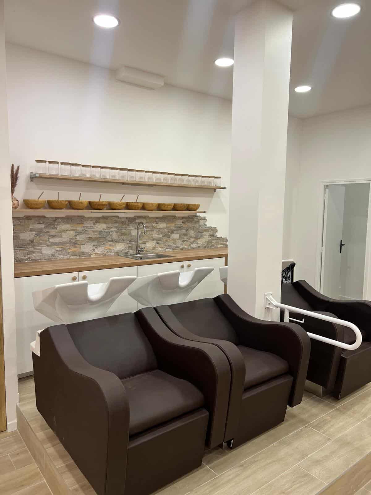 Image des fauteuil de lavage chez Biocoiff Saclay