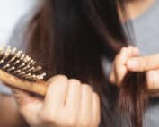 Cheveux cassants affectés par les émotions