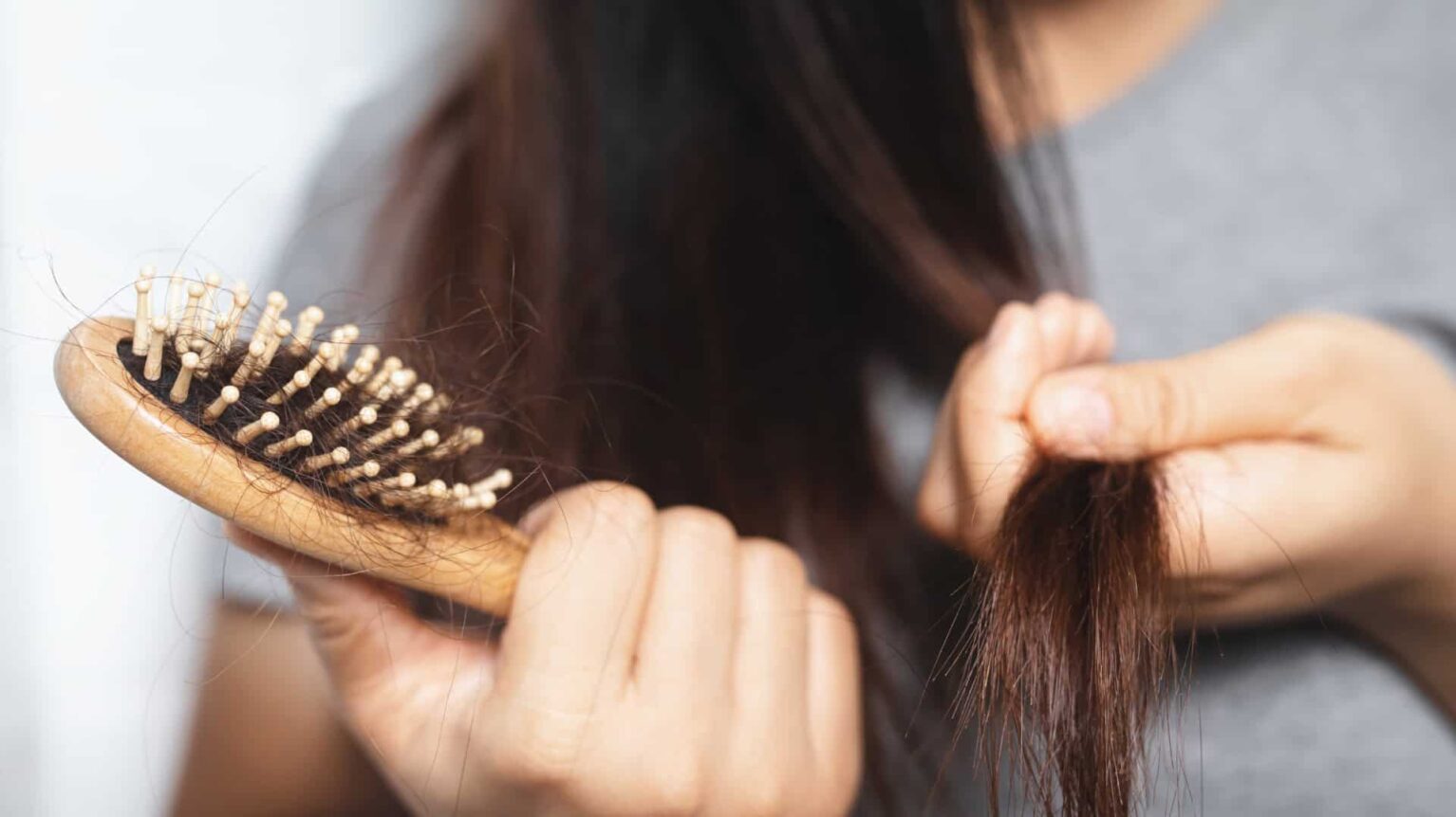 Cheveux cassants affectés par les émotions