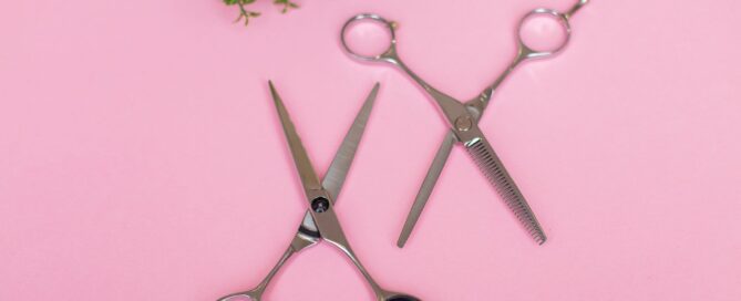 Paire de ciseaux à côté de verdure
