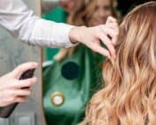 Une blonde ntrain de se faire coiffer dans un salon de coiffure bio