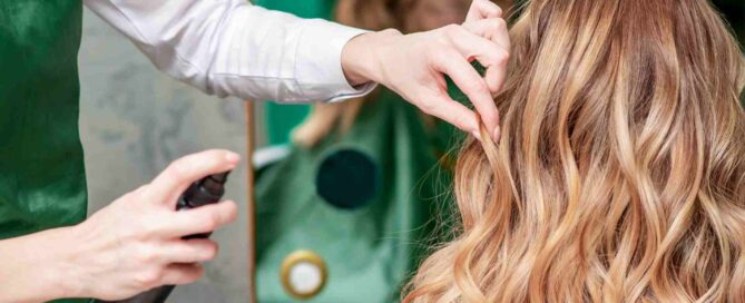 Une blonde ntrain de se faire coiffer dans un salon de coiffure bio