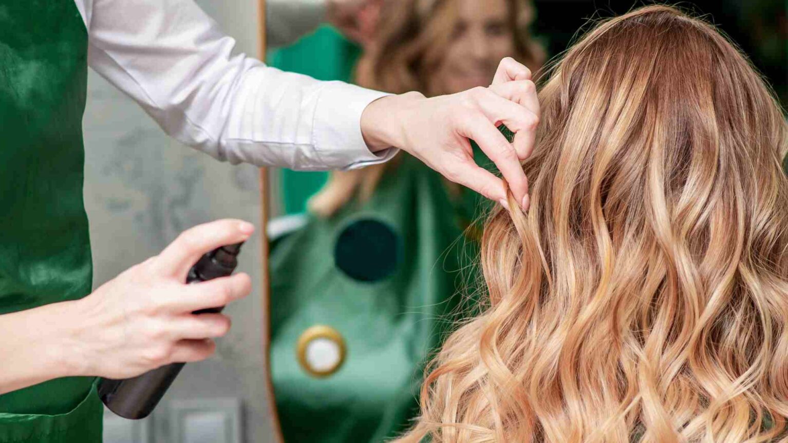 Une blonde ntrain de se faire coiffer dans un salon de coiffure bio