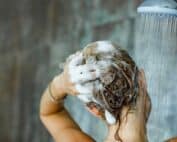 Femme qui fait un shampoing sous la douche