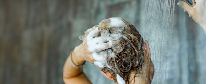 Femme qui fait un shampoing sous la douche