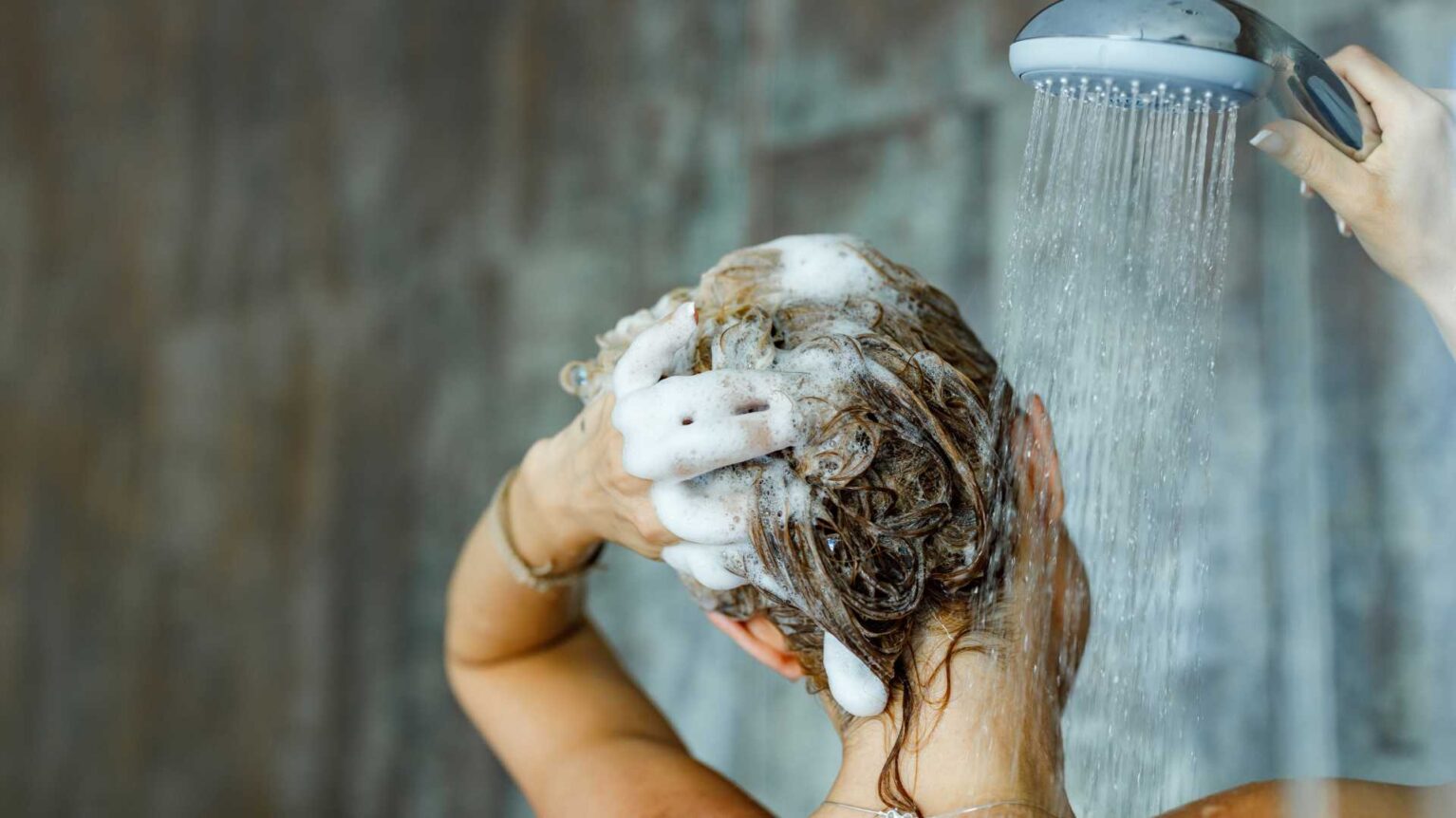 Femme qui fait un shampoing sous la douche