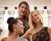 3 femmes souriantes qui vont à une fête