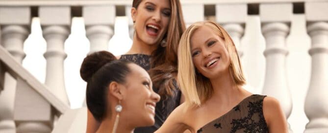 3 femmes souriantes qui vont à une fête
