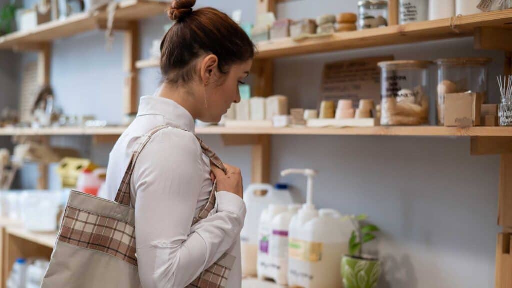 Une femme recherchant des produits zéro déchet