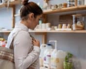 Une femme recherchant des produits zéro déchet