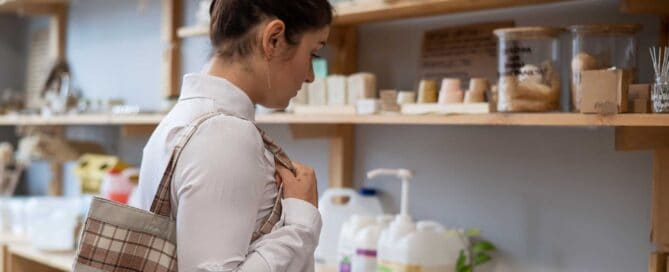 Une femme recherchant des produits zéro déchet
