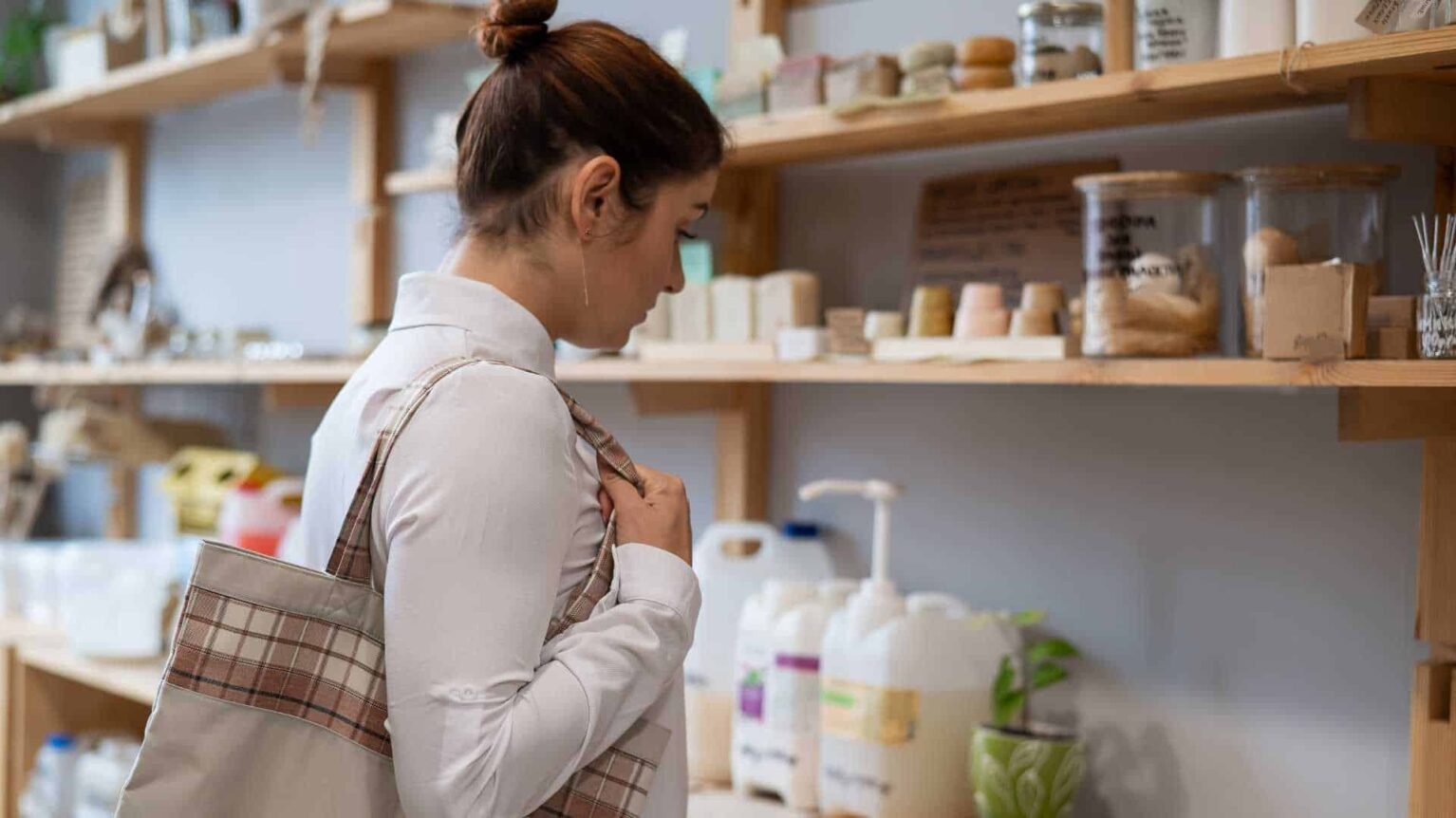 Une femme recherchant des produits zéro déchet