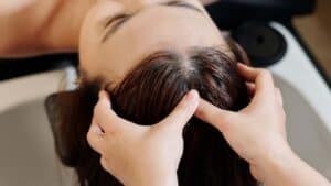 Massage crânien pour une coiffure énergétique Biocoiff