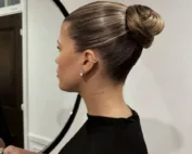Sleek bun tendance 2025