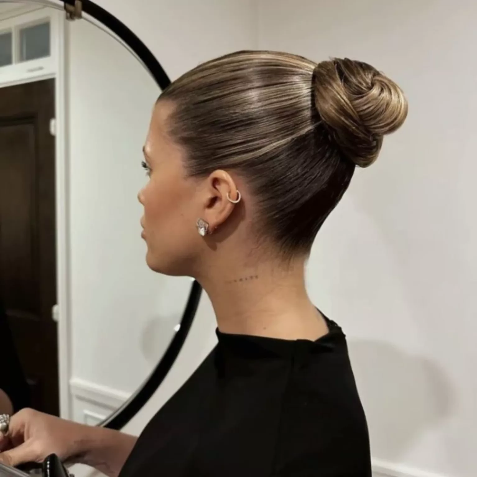 Sleek bun tendance 2025