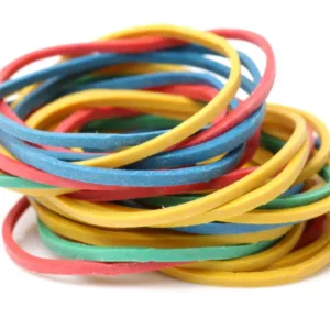 Des élastiques en caoutchouc de plusieurs couleurs différentes