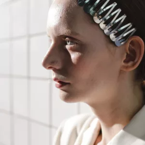 Barettes metalliques accrochés sur les cheveux d'une femme