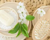 shampoing solide avec brosse à cheveux
