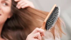 une femme qui brosse ses cheveux