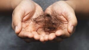Lutter contre la chute de cheveux chez les hommes avec le soin cheveux pour hommes