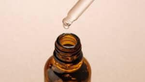 Sérum pour cheveux : skinification des soins capillaires