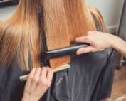 Femme qui se fait lisser les cheveux