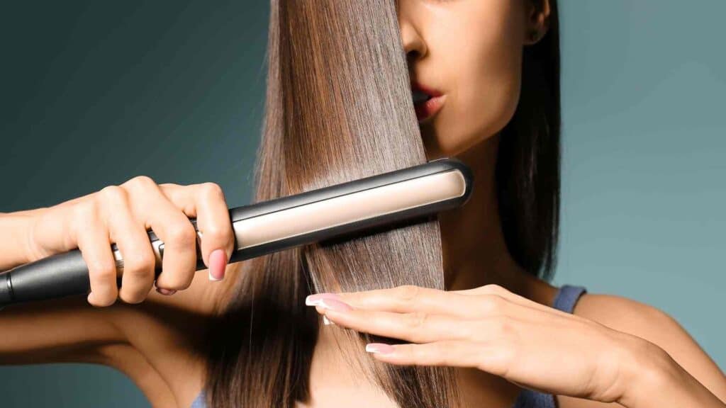 Une femme qui se lisse les cheveux