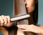 Une femme qui se lisse les cheveux