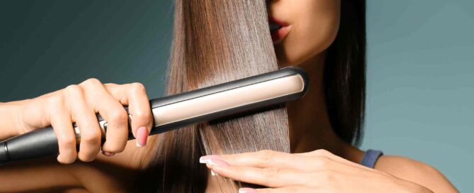 Une femme qui se lisse les cheveux