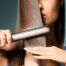 Une femme qui se lisse les cheveux