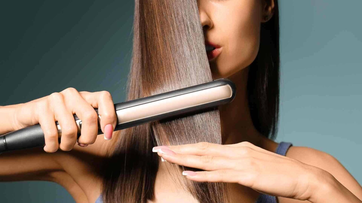 Une femme qui se lisse les cheveux