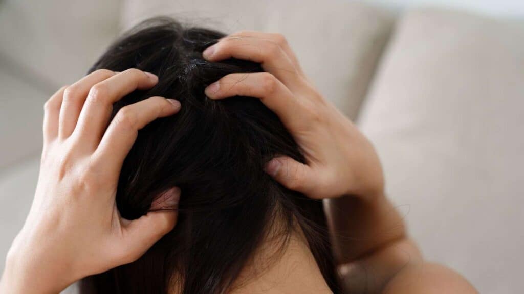 Une femme qui se gratte la tête