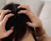 Une femme qui se gratte la tête