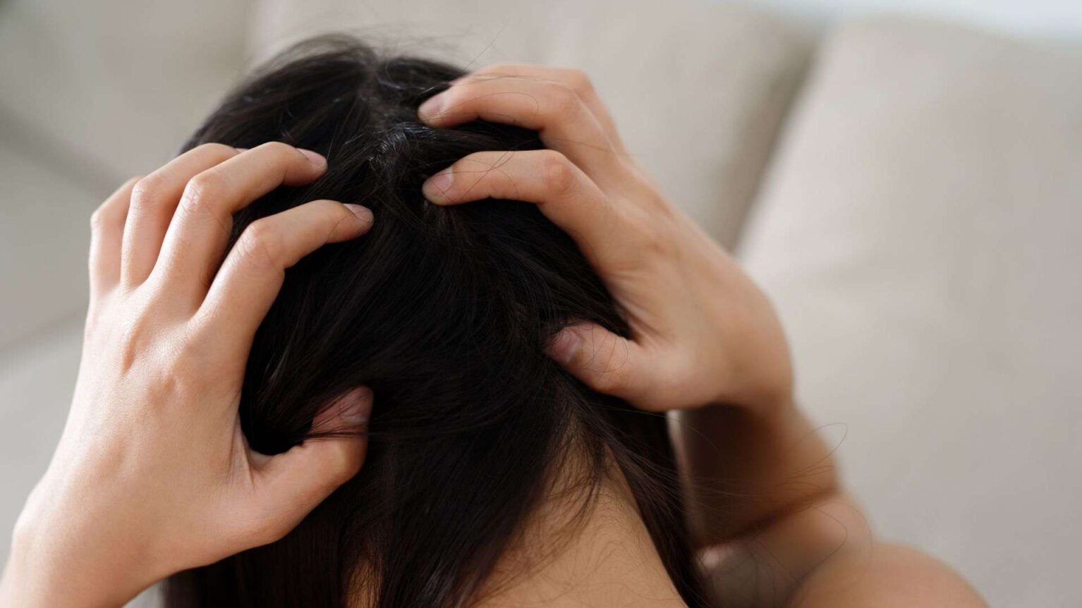Une femme qui se gratte la tête