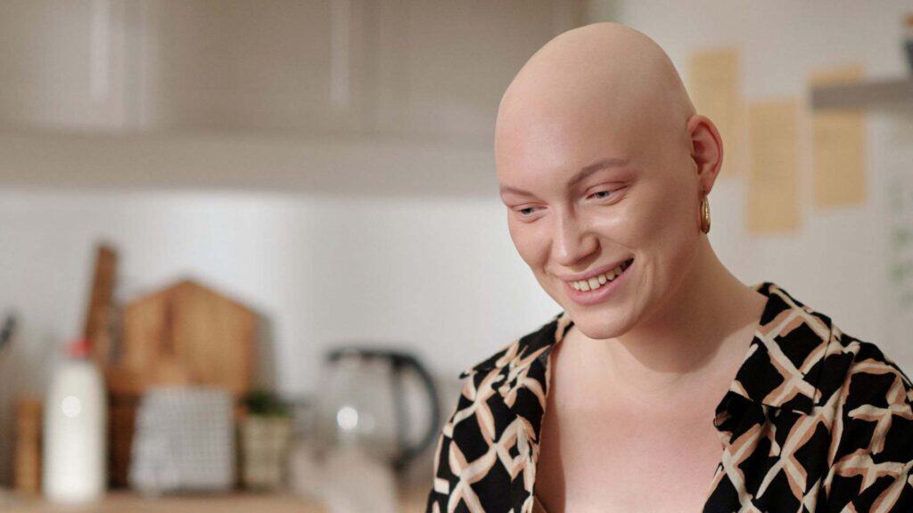 Une femme souriante en chimiothérapie